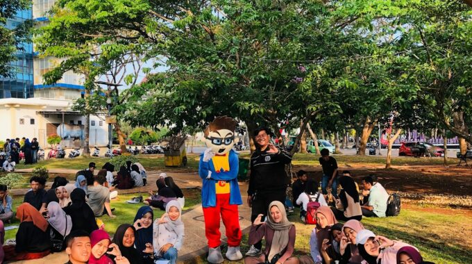 Keseruan Jack, Maskot UKM Triple-C Berinteraksi Dengan Mahasiswa Baru UTM 2025
