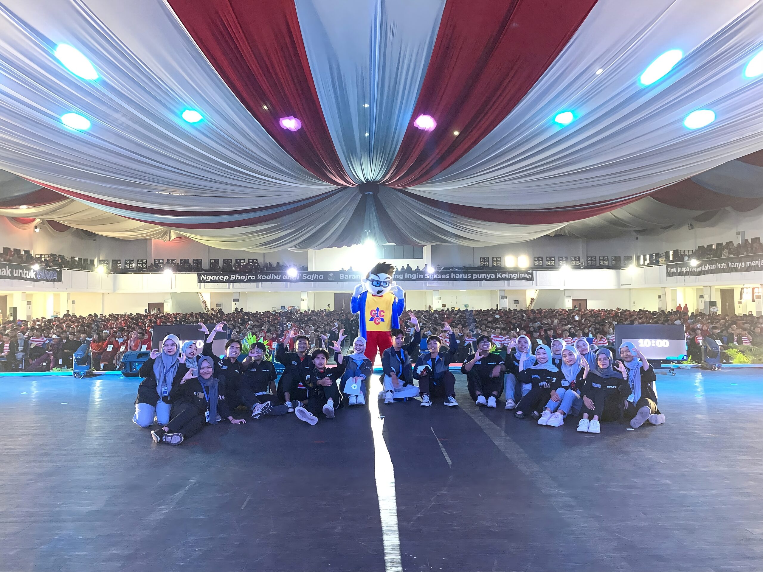 UKM Triple-C Tampilkan Teknologi VR pada Display PKKMB SAKERA UTM: Ajak Mahasiswa Baru Mengenal Dunia Digital Masa Depan