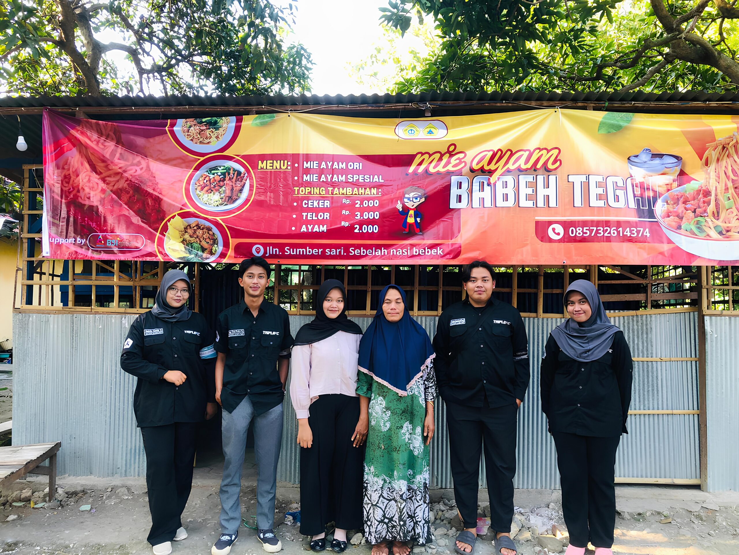 UKM TRIPLE-C Serahkan Banner Desain Karya Anggota kepada UMKM Bangkalan dalam Rangka Dies Creative ke-26